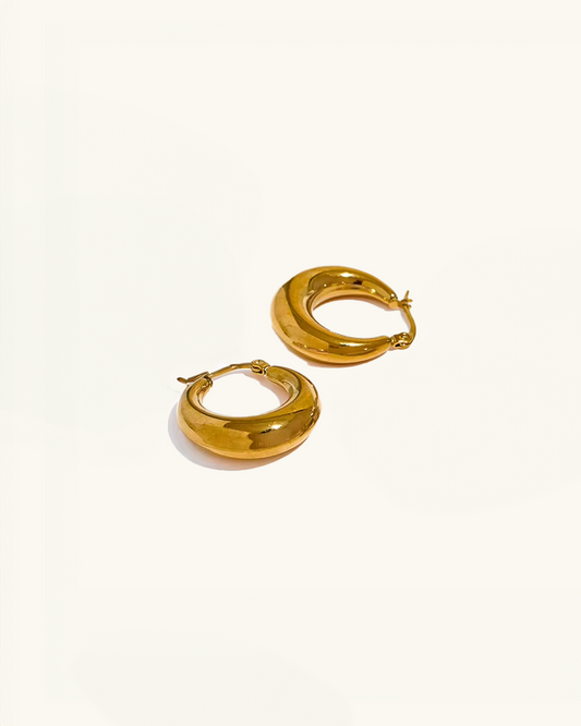 Waterproof gold hoop earrings – effortless and timeless design