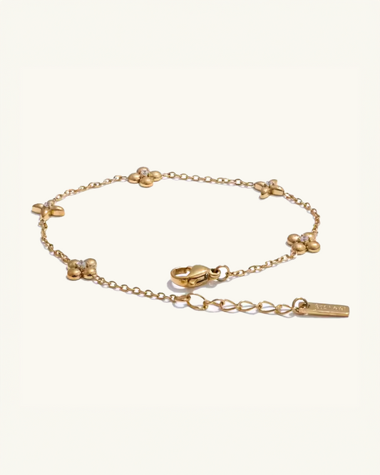 Waterproof bracelet with linked sculptural flower charms – hypoallergenic gold chain